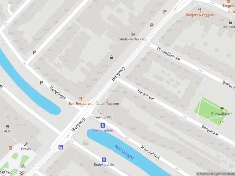 Ambulance met grote spoed naar de Bergweg in Rotterdam