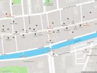 Ambulance met grote spoed naar de Hooglandse Kerksteeg in Leiden