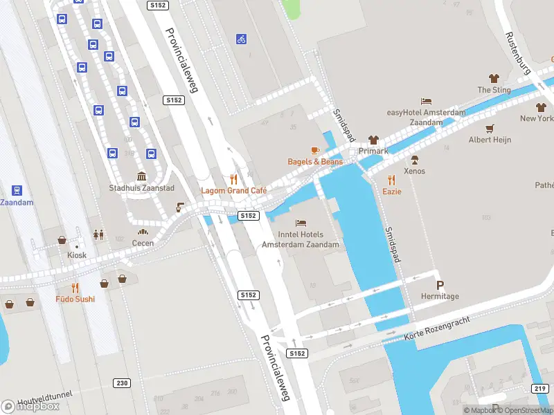 Ambulance met grote spoed naar de Stadhuisplein in Zaandam