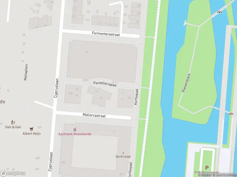 Ambulance met gepaste spoed naar de Pantelleriapad in Rotterdam