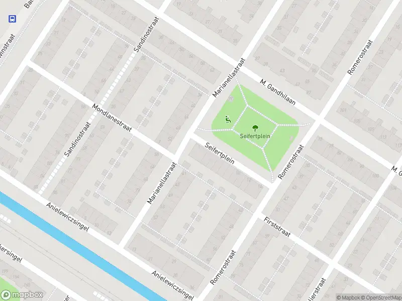 Ambulance met grote spoed naar de Seifertplein in Amsterdam