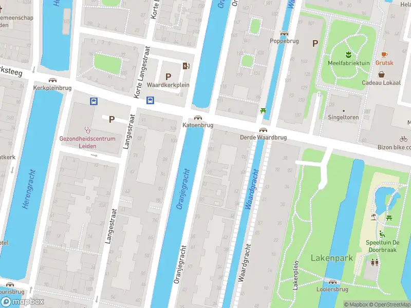 Ambulance met gepaste spoed naar de Korte Langestraat in Leiden