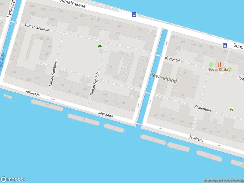 Ambulance met grote spoed naar de Javakade in Amsterdam