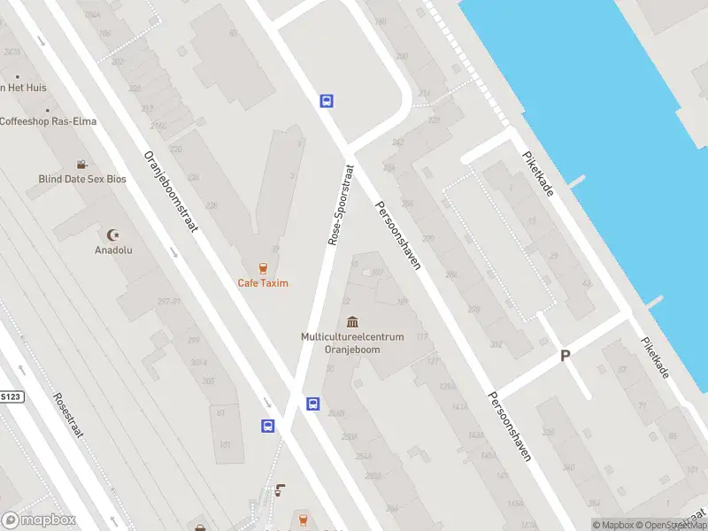 Ambulance met grote spoed naar de Rose-Spoorstraat in Rotterdam
