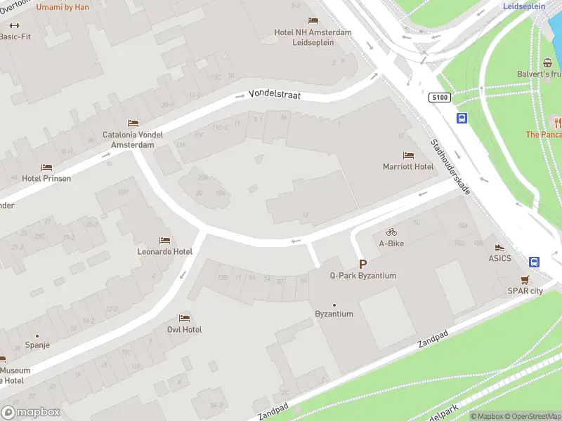 Ambulance met gepaste spoed naar de Tesselschadestraat in Amsterdam