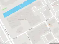 Ambulance met grote spoed naar de Hullenbergweg in Amsterdam