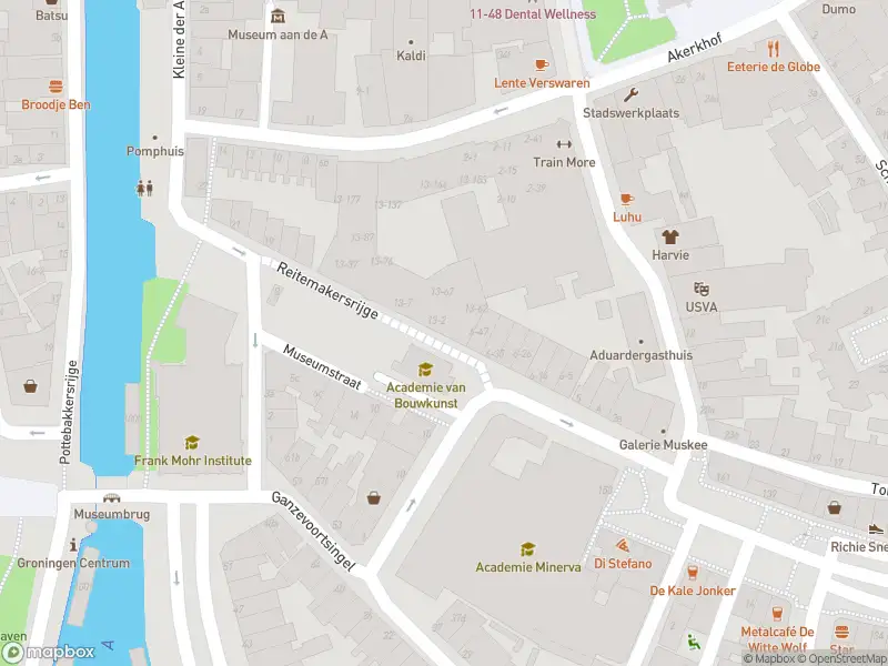Politie met grote spoed naar de Reitemakersrijge in Groningen vanwege personen te water