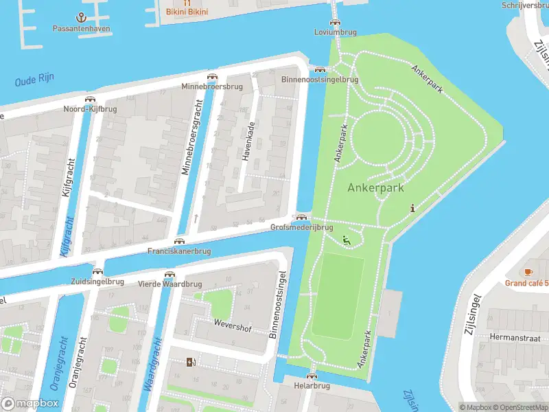 Brandweer met grote spoed naar de Katoenpark in Leiden vanwege personen te water
