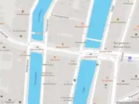 Ambulance met grote spoed naar de Huidenstraat in Amsterdam