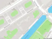 Ambulance met gepaste spoed naar de Rapenburgerstraat in Amsterdam