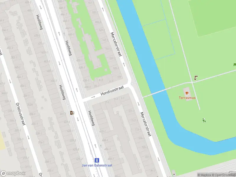 Brandweer met gepaste spoed naar de Hondiusstraat in Amsterdam vanwege stormschade