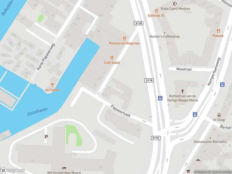 Ambulance met grote spoed naar de Papaverhoek in Amsterdam