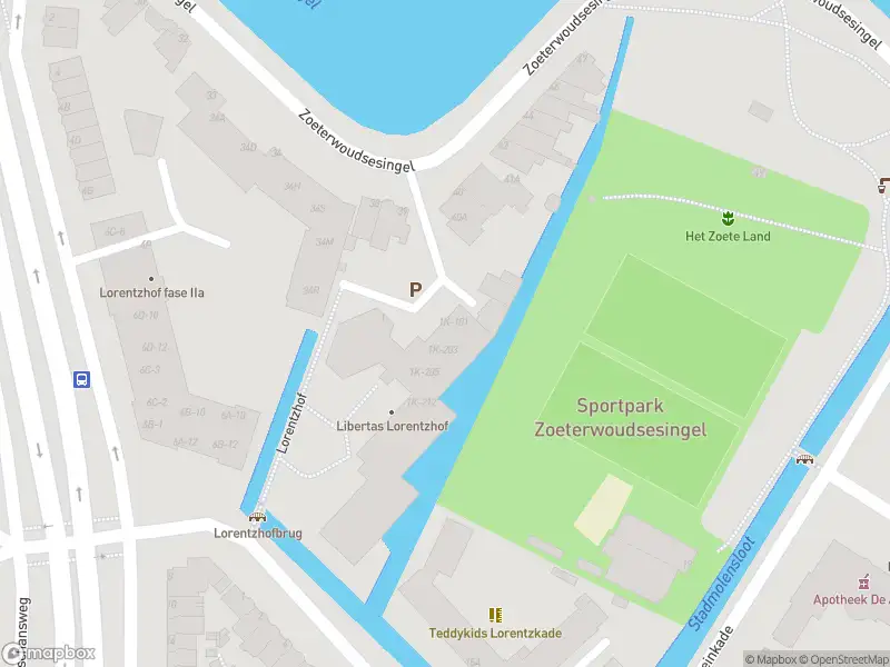 Ambulance met grote spoed naar de Lorentzhof in Leiden