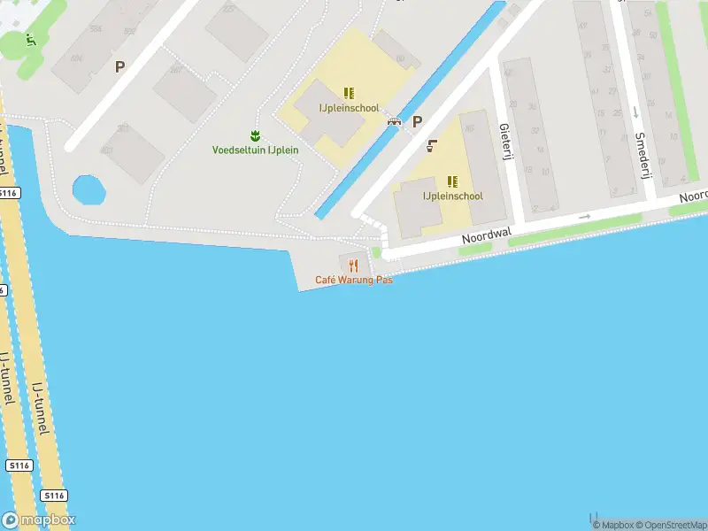 Ambulance met grote spoed naar de Noordwal in Amsterdam