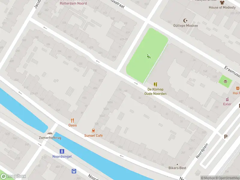 Ambulance met gepaste spoed naar de Tollensstraat in Rotterdam
