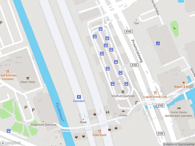 Ambulance met grote spoed naar de Korte Hogendijk in Zaandam