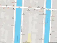 Ambulance met gepaste spoed naar de Gasthuismolensteeg in Amsterdam