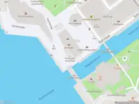Ambulance met gepaste spoed naar de IJpromenade in Amsterdam
