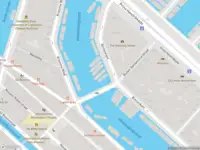 Ambulance met gepaste spoed naar de Oude Waal in Amsterdam