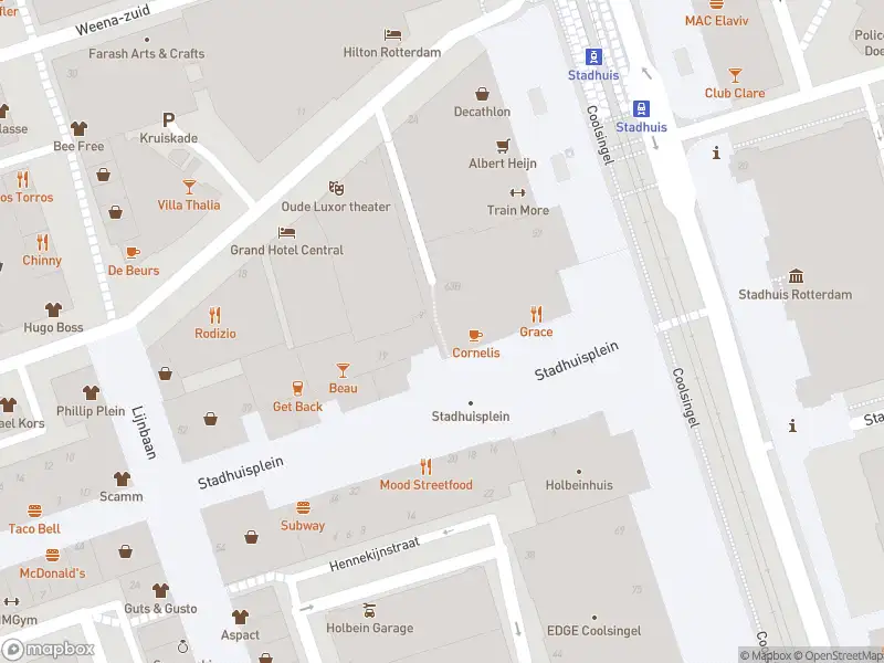 Ambulance met grote spoed naar de Stadhuisplein in Rotterdam