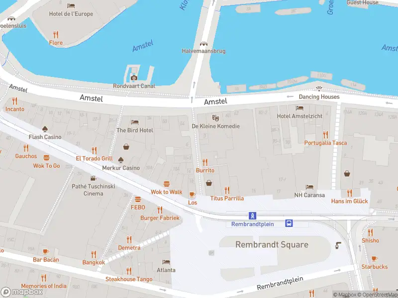 Ambulance met grote spoed naar de Halvemaansteeg in Amsterdam