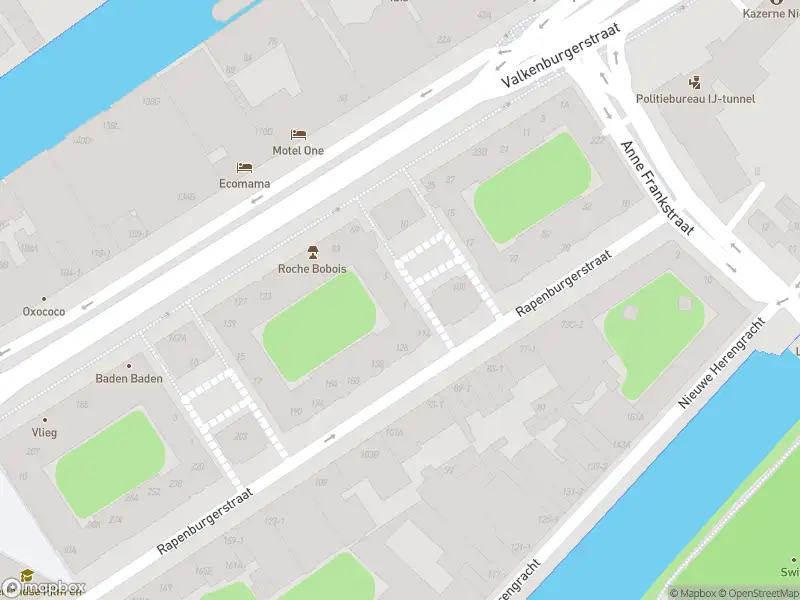 Ambulance met grote spoed naar de Koerierstersplein in Amsterdam