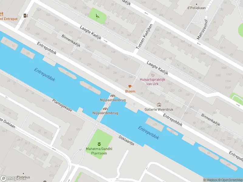 Ambulance met grote spoed naar de Entrepotdok in Amsterdam