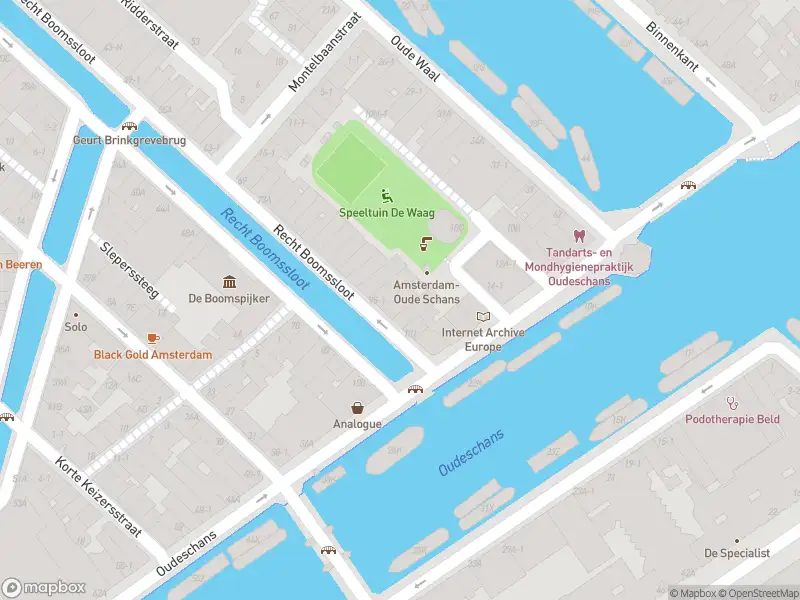 Ambulance met gepaste spoed naar de Valkenburgerstraat in Amsterdam