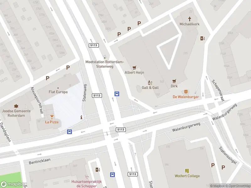 Ambulance met grote spoed naar de Bentinckplein in Rotterdam