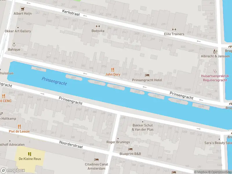 Ambulance met gepaste spoed naar de Prinsengracht in Amsterdam