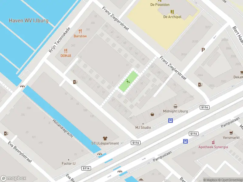 Ambulance met grote spoed naar de Mata Harihof in Amsterdam