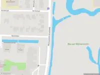 Ambulance met grote spoed naar de Haarlemmertrekvaart in Oegstgeest