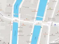 Ambulance met grote spoed naar de Herenstraat in Amsterdam