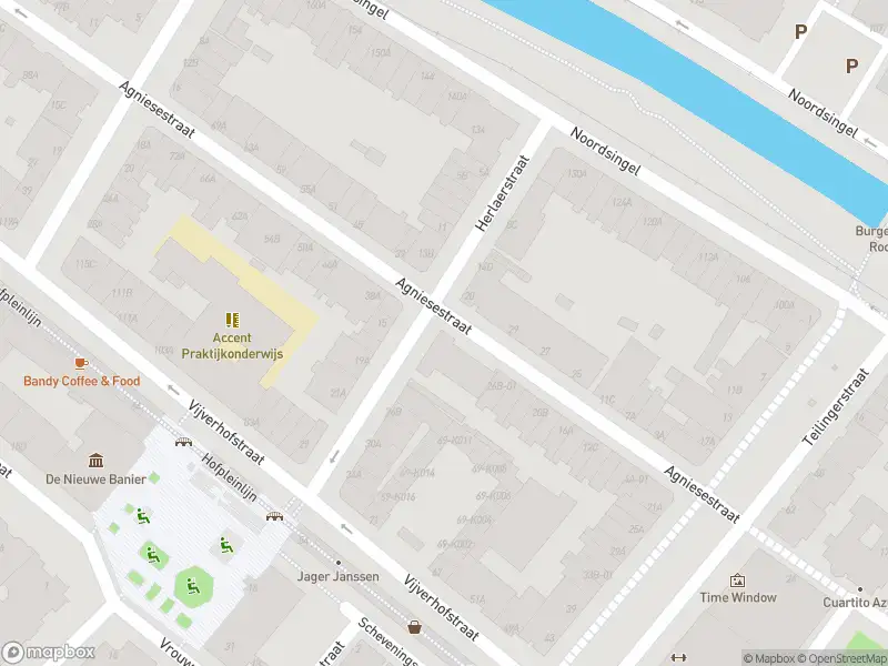 Ambulance met gepaste spoed naar de Herlaerstraat in Rotterdam