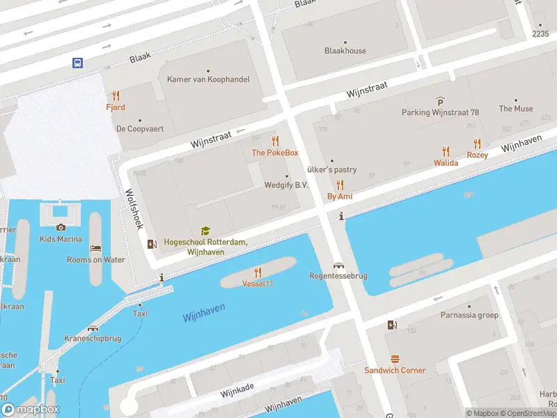 Ambulance met gepaste spoed naar de Wijnhaven in Rotterdam
