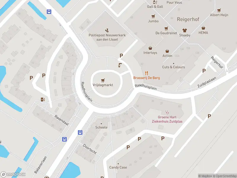 Ambulance met grote spoed naar de Raadhuisplein in Nieuwerkerk aan den IJssel