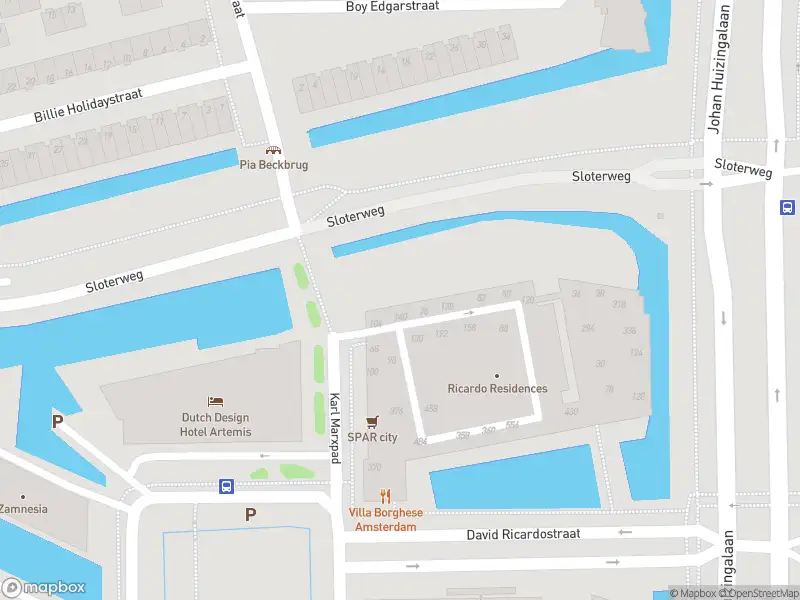 Ambulance met grote spoed naar de Thomas R. Malthusstraat in Amsterdam