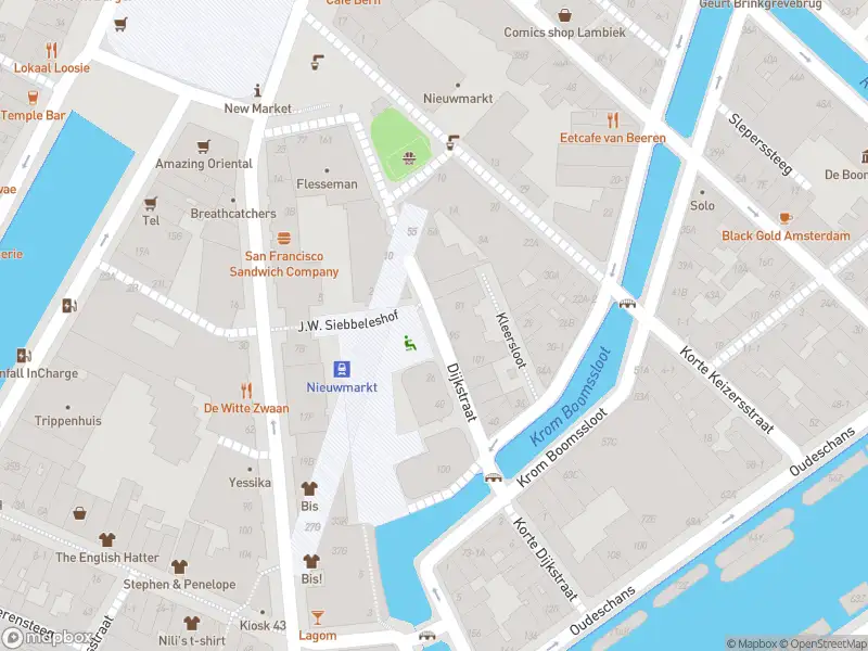 Ambulance met gepaste spoed naar de Dijkstraat in Amsterdam