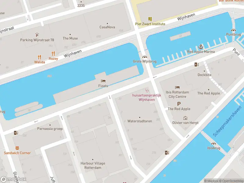 Ambulance met grote spoed naar de Wijnhaven in Rotterdam