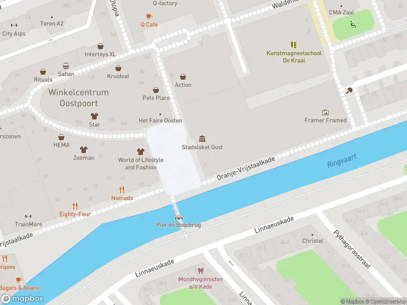 Ambulance met grote spoed naar de Oranje-Vrijstaatplein in Amsterdam