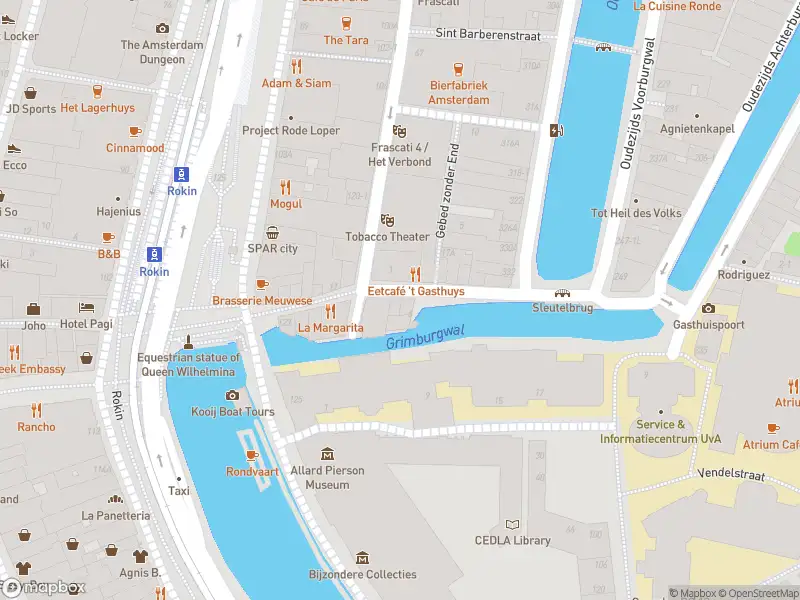 Brandweer met grote spoed naar de Grimburgwal in Amsterdam vanwege personen te water