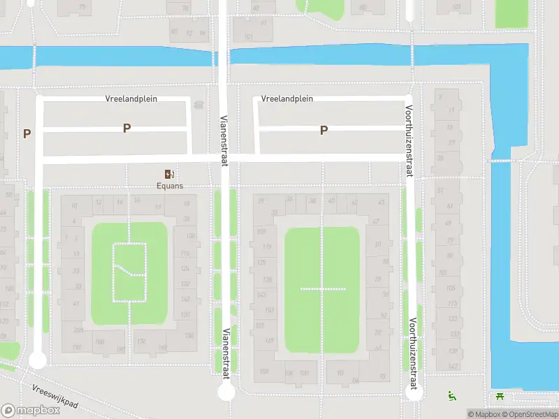 Ambulance met grote spoed naar de Wamelplein in Amsterdam