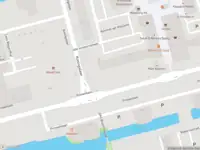 Ambulance met grote spoed naar de Prinsenlaan in Rotterdam