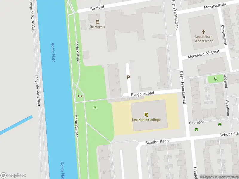 Ambulance met grote spoed naar de Pergolesipad in Leiden