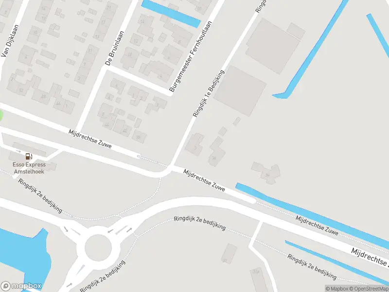 Ambulance met gepaste spoed naar de Ringdijk 1e bedijking in Amstelhoek
