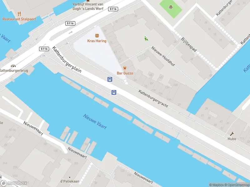 Ambulance met gepaste spoed naar de Kattenburgergracht in Amsterdam