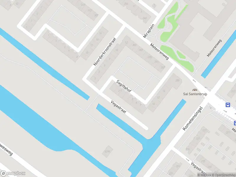 Ambulance met grote spoed naar de Sagittahof in Amsterdam