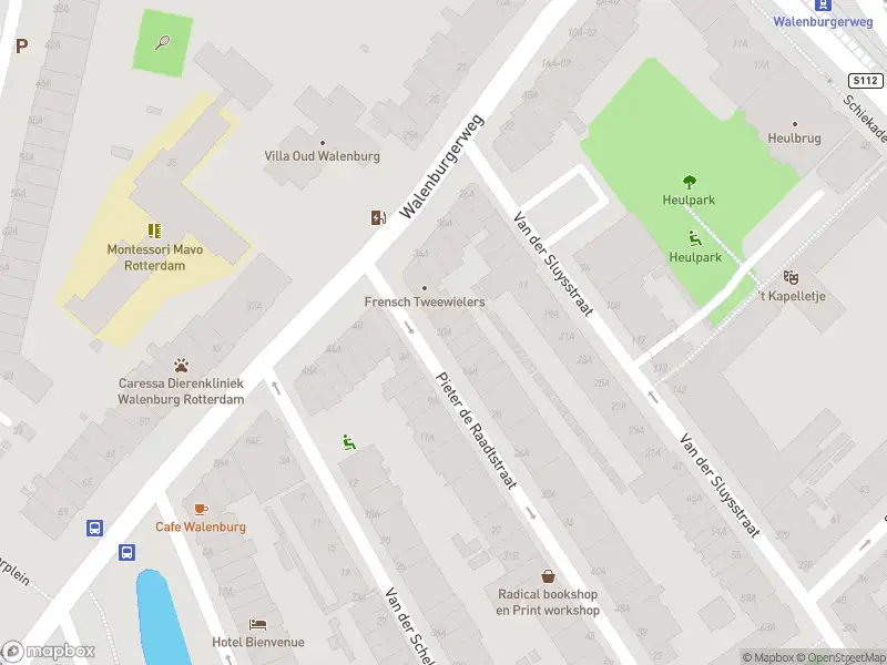 Ambulance met grote spoed naar de Pieter de Raadtstraat in Rotterdam