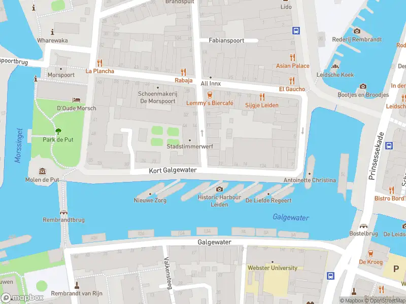 Ambulance met grote spoed naar de Smidssteeg in Leiden