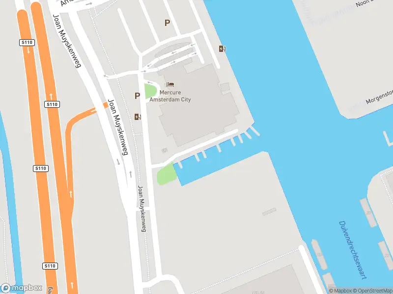 Ambulance met grote spoed naar de Joan Muyskenweg in Amsterdam